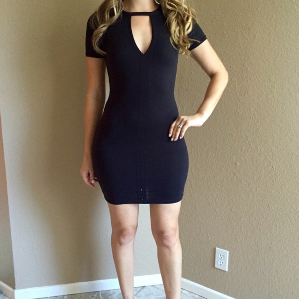 Black Keyhole Body-con Dress